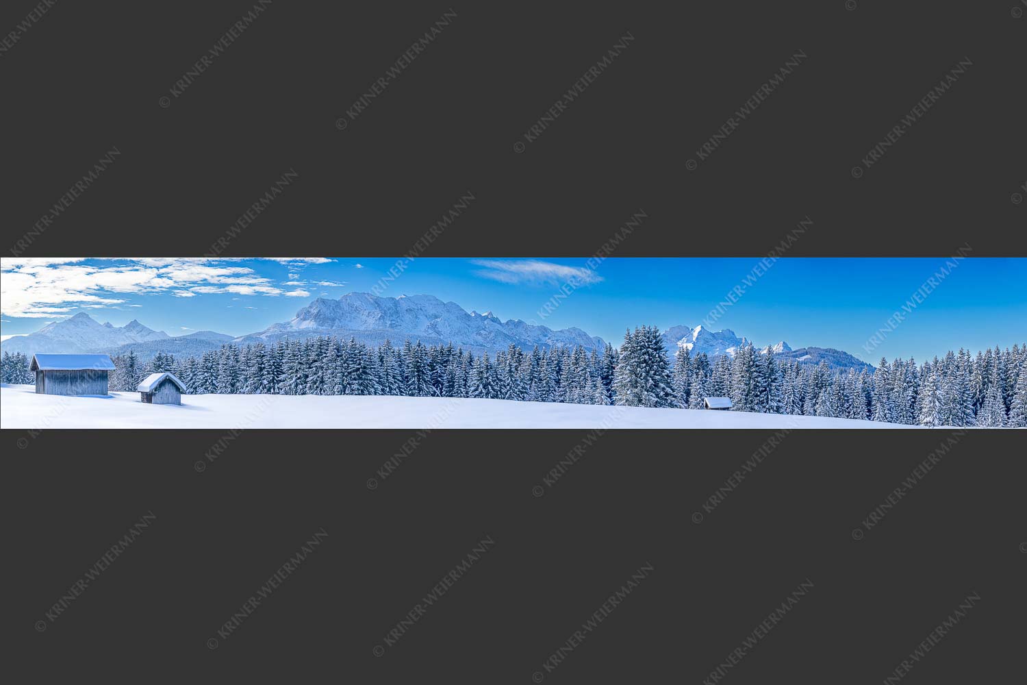 Blick zum Wettersteingebirge mit Zugspitzmassiv - Der Wetterstein 6:1  -- Winter Wald und Heustadel - mehr Infos bei www.Kriner-Weiermann.de