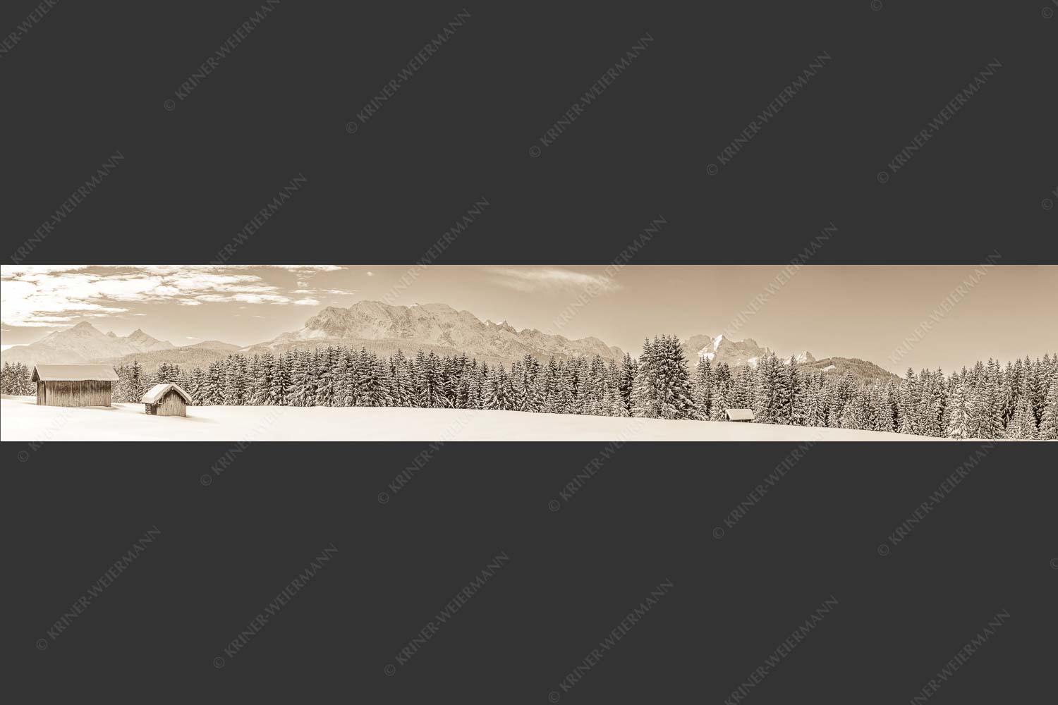 Blick zum Wettersteingebirge mit Zugspitzmassiv - Der Wetterstein 6:1 sepia -- Winter Wald und Heustadel - mehr Infos bei www.Kriner-Weiermann.de