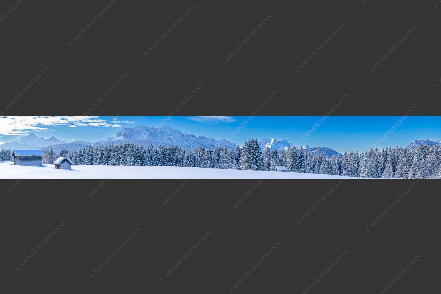 Blick zum Wettersteingebirge mit Zugspitzmassiv - Der Wetterstein 7:1  -- Winter Wald und Heustadel - mehr Infos bei www.Kriner-Weiermann.de