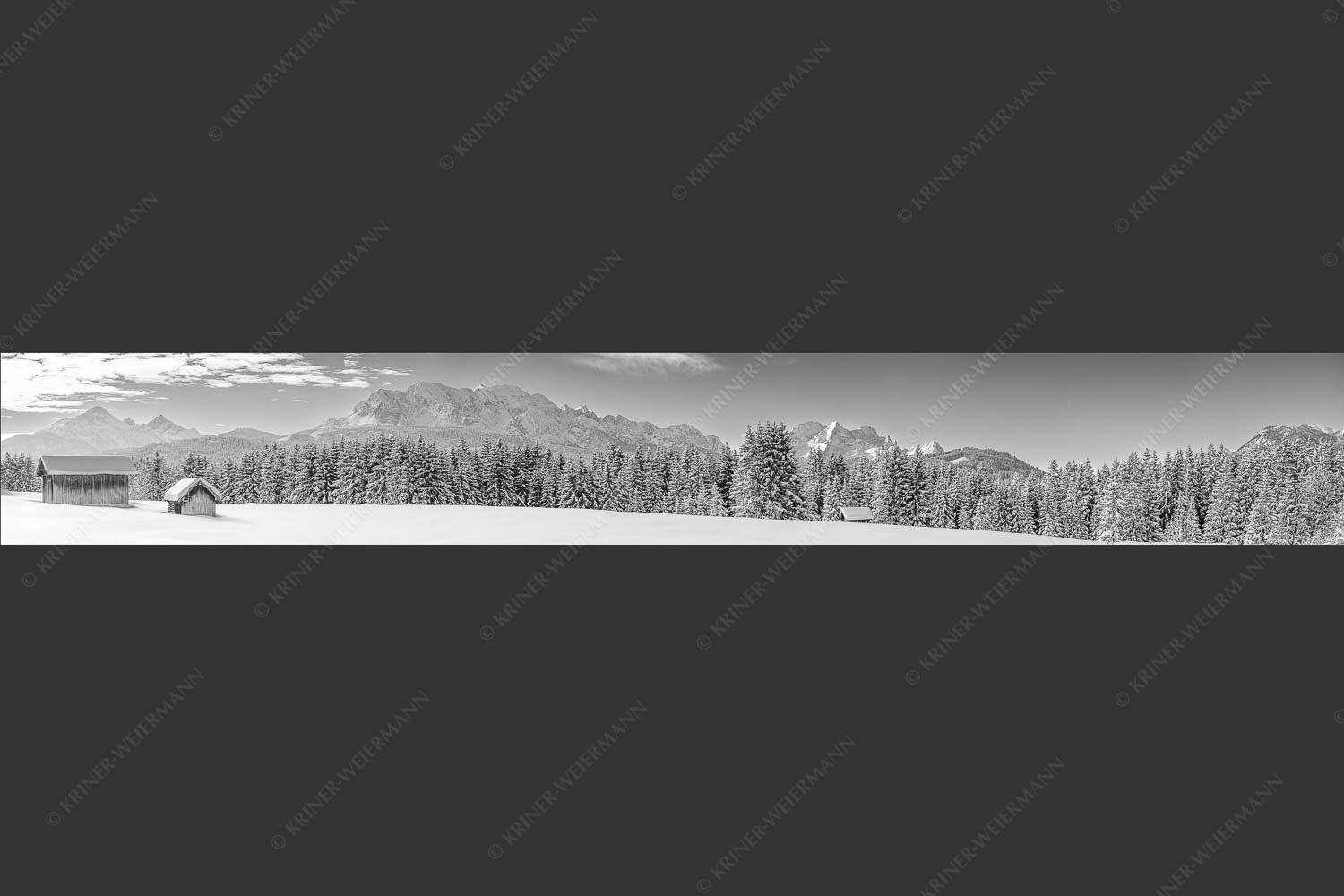 Blick zum Wettersteingebirge mit Zugspitzmassiv - Der Wetterstein 7:1 sw -- Winter Wald und Heustadel - mehr Infos bei www.Kriner-Weiermann.de