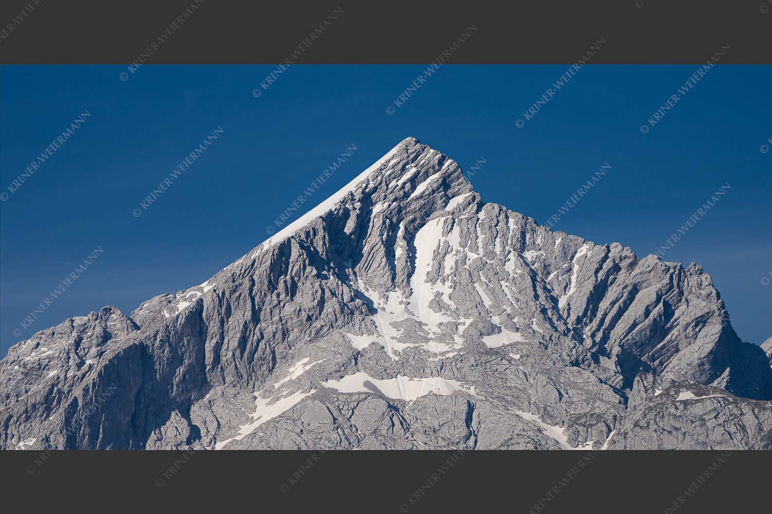 Im Frühsommer wenn noch teilweise Schnee in der Nordflanke liegt ist die Alpspitze am schönsten - Die Königin 2:1  -- Alpspitze in Garmisch-Partenkirchen - mehr Infos bei www.Kriner-Weiermann.de