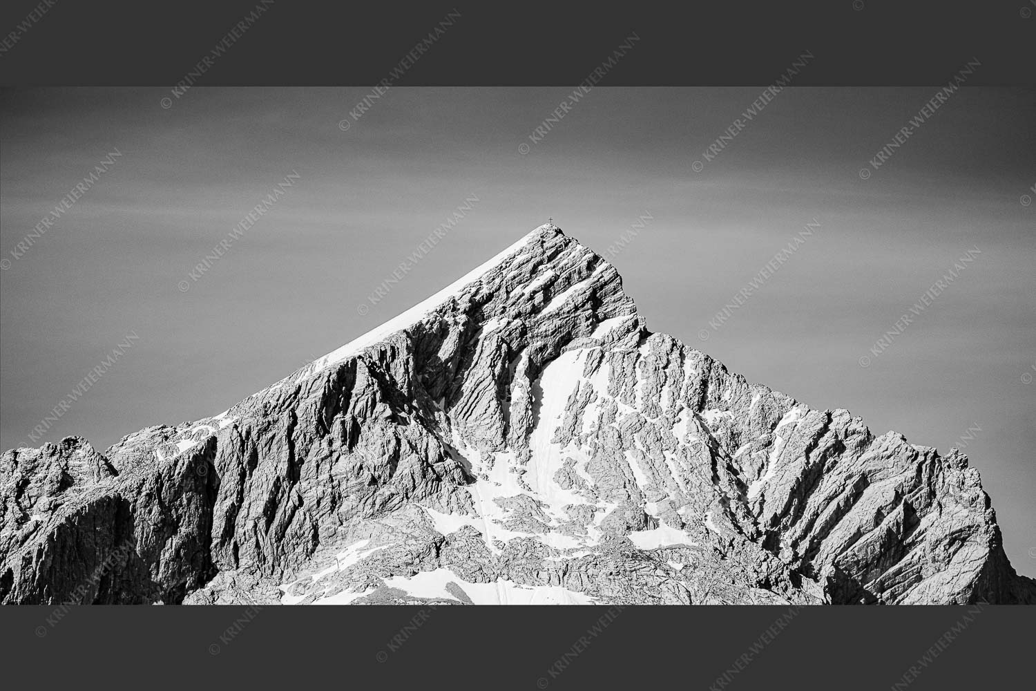 Im Frühsommer wenn noch teilweise Schnee in der Nordflanke liegt ist die Alpspitze am schönsten - Die Königin 2:1 sw -- Alpspitze in Garmisch-Partenkirchen - mehr Infos bei www.Kriner-Weiermann.de