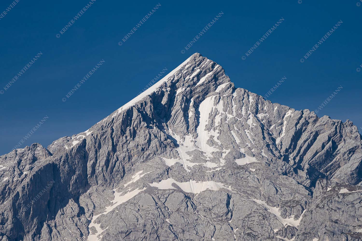 Im Frühsommer wenn noch teilweise Schnee in der Nordflanke liegt ist die Alpspitze am schönsten - Die Königin 3:2  -- Alpspitze in Garmisch-Partenkirchen - mehr Infos bei www.Kriner-Weiermann.de