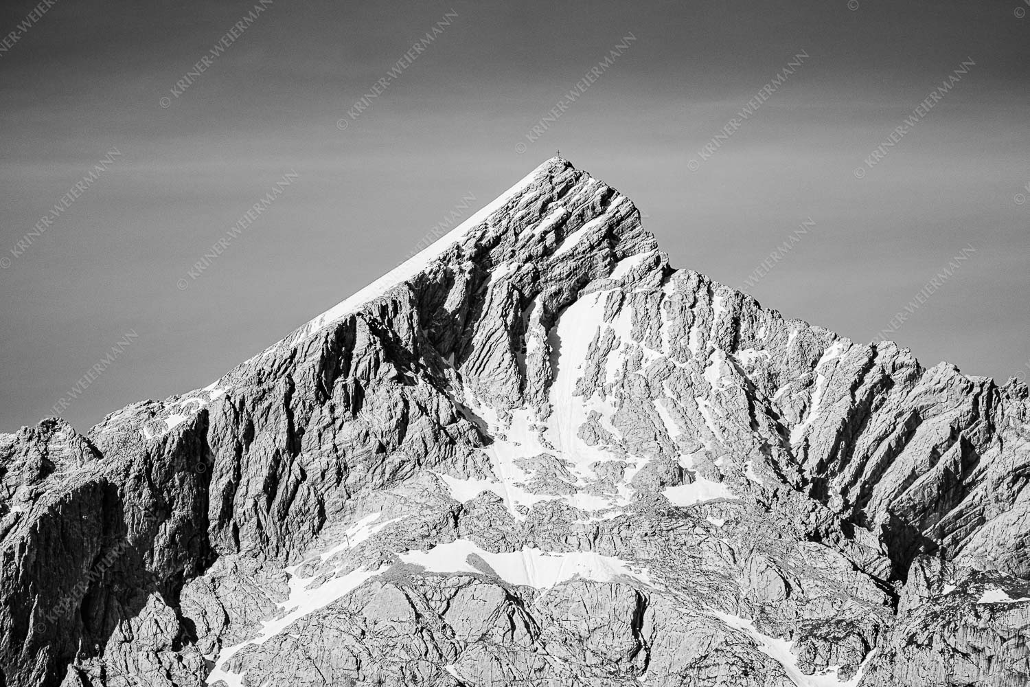 Im Frühsommer wenn noch teilweise Schnee in der Nordflanke liegt ist die Alpspitze am schönsten - Die Königin 3:2 sw -- Alpspitze in Garmisch-Partenkirchen - mehr Infos bei www.Kriner-Weiermann.de