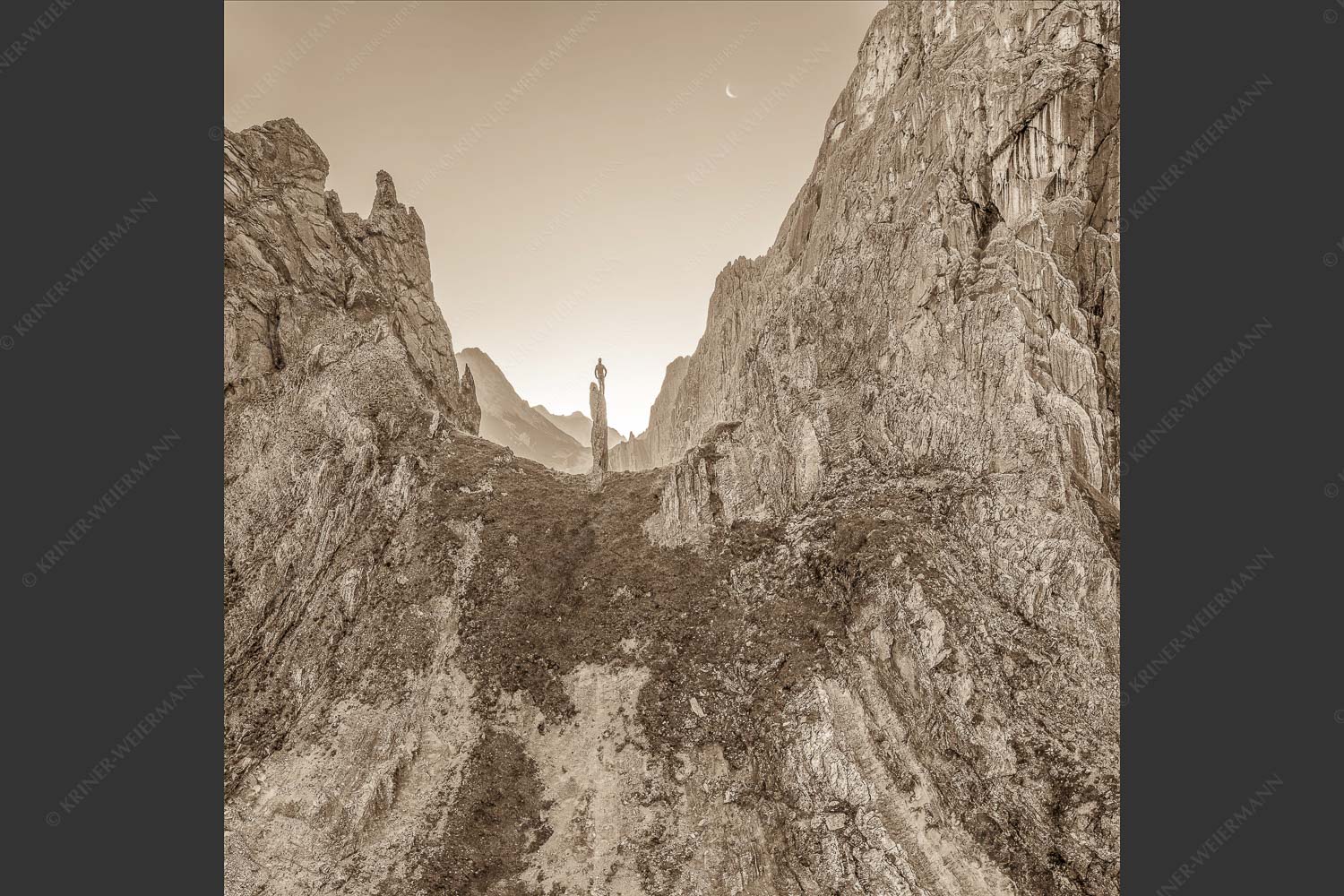 Kletterer an der Lafatscher Nordwand im Karwendelgebirge - Drachenhaut 1:1 sepia -- Klettern am Lafatscher im Karwendel - mehr Infos bei www.Kriner-Weiermann.de