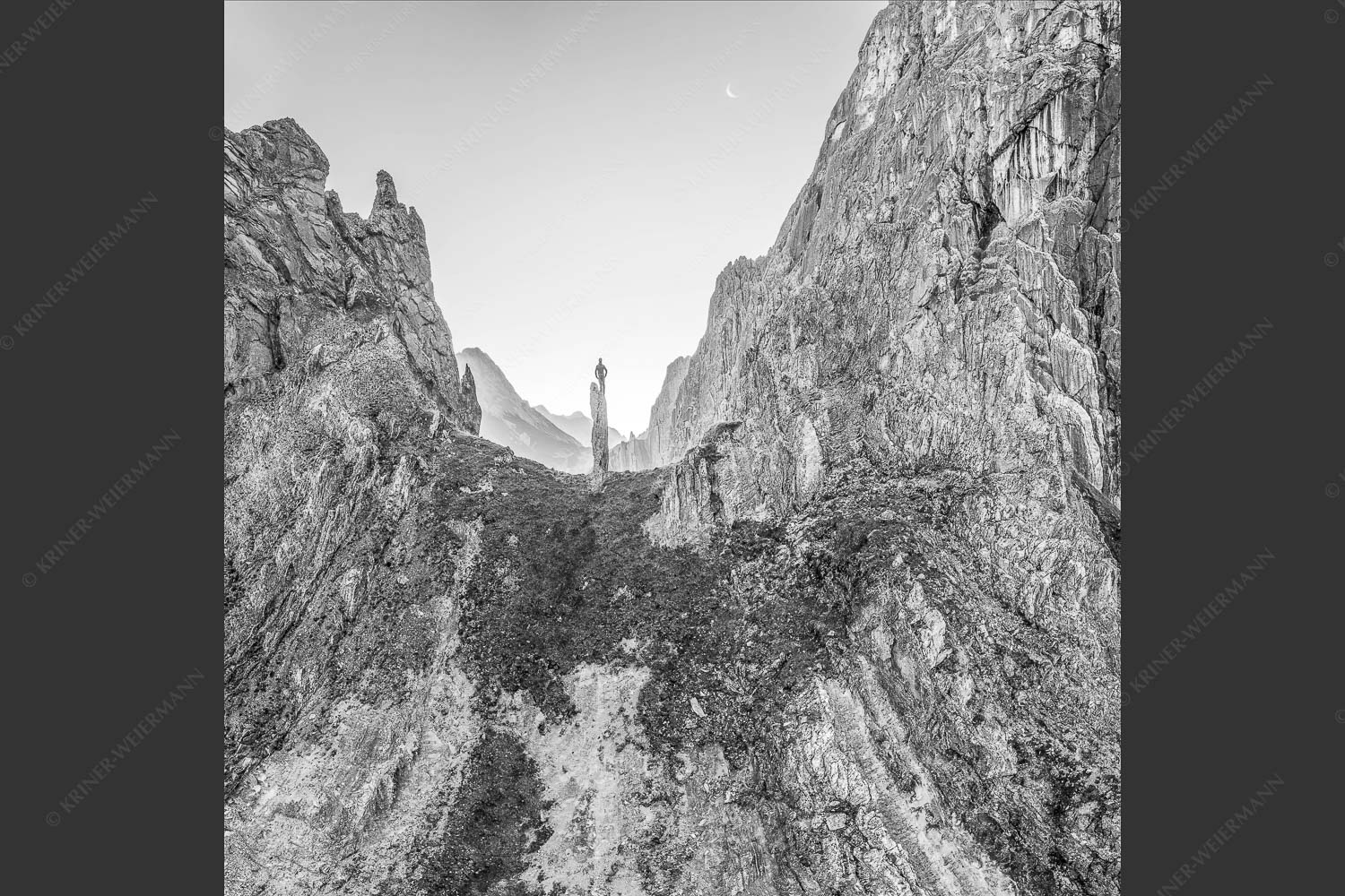 Kletterer an der Lafatscher Nordwand im Karwendelgebirge - Drachenhaut 1:1 sw -- Klettern am Lafatscher im Karwendel - mehr Infos bei www.Kriner-Weiermann.de