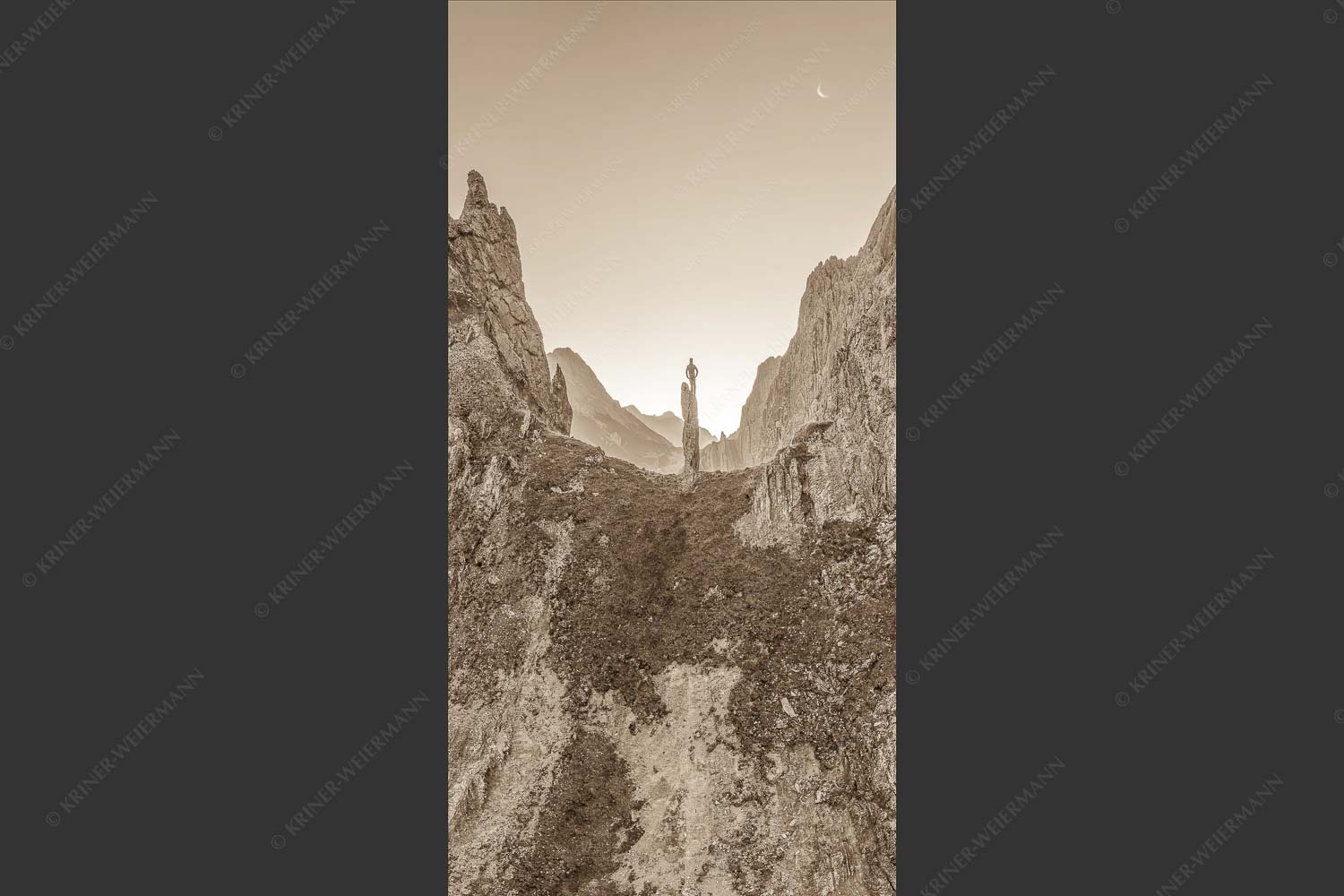 Kletterer an der Lafatscher Nordwand im Karwendelgebirge - Drachenhaut 1:2 sepia -- Klettern am Lafatscher im Karwendel - mehr Infos bei www.Kriner-Weiermann.de