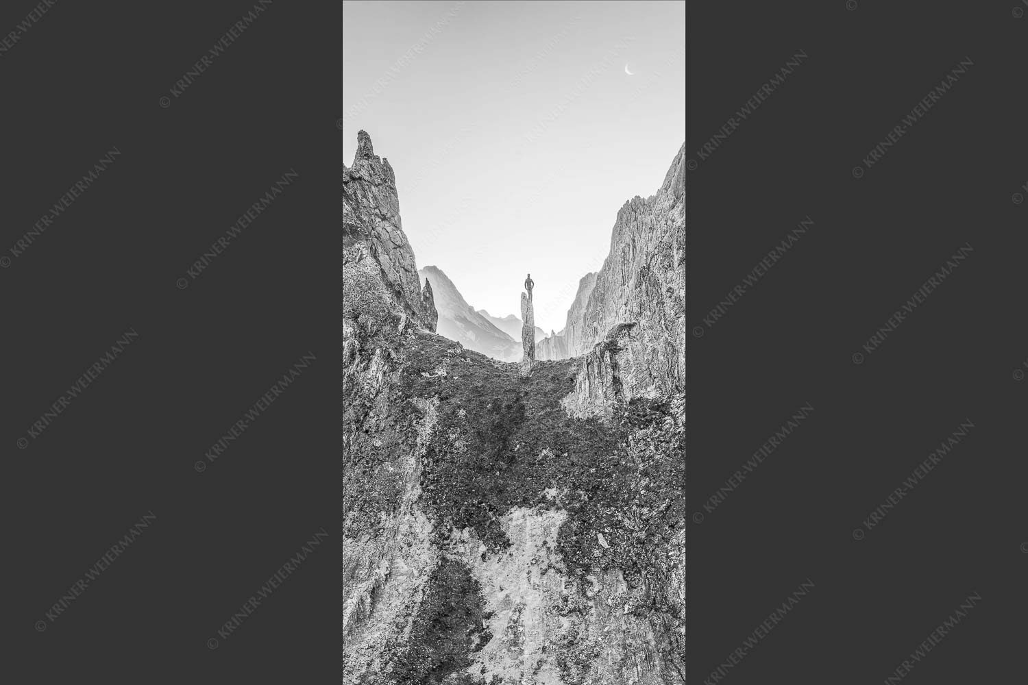 Kletterer an der Lafatscher Nordwand im Karwendelgebirge - Drachenhaut 1:2 sw -- Klettern am Lafatscher im Karwendel - mehr Infos bei www.Kriner-Weiermann.de