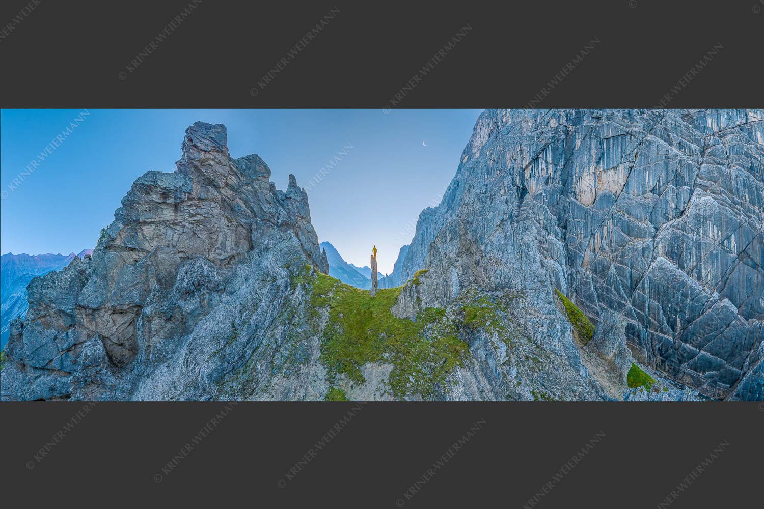 Kletterer an der Lafatscher Nordwand im Karwendelgebirge - Drachenhaut 2,5:1  -- Klettern am Lafatscher im Karwendel - mehr Infos bei www.Kriner-Weiermann.de