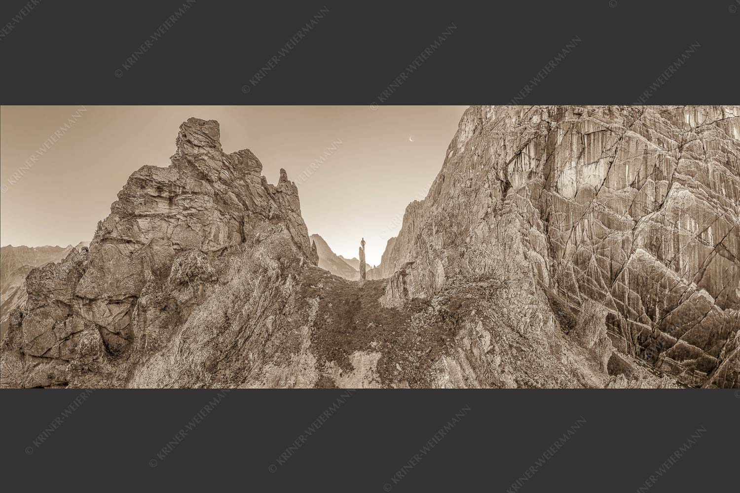 Kletterer an der Lafatscher Nordwand im Karwendelgebirge - Drachenhaut 2,5:1 sepia -- Klettern am Lafatscher im Karwendel - mehr Infos bei www.Kriner-Weiermann.de