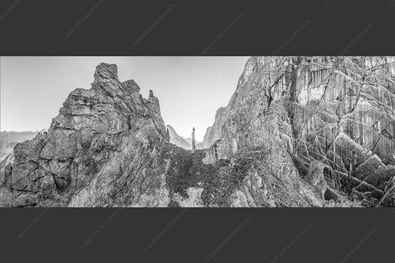 Kletterer an der Lafatscher Nordwand im Karwendelgebirge - Drachenhaut 2,5:1 sw -- Klettern am Lafatscher im Karwendel - mehr Infos bei www.Kriner-Weiermann.de