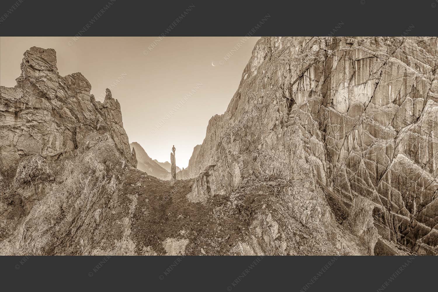 Kletterer an der Lafatscher Nordwand im Karwendelgebirge - Drachenhaut 2:1 sepia -- Klettern am Lafatscher im Karwendel - mehr Infos bei www.Kriner-Weiermann.de