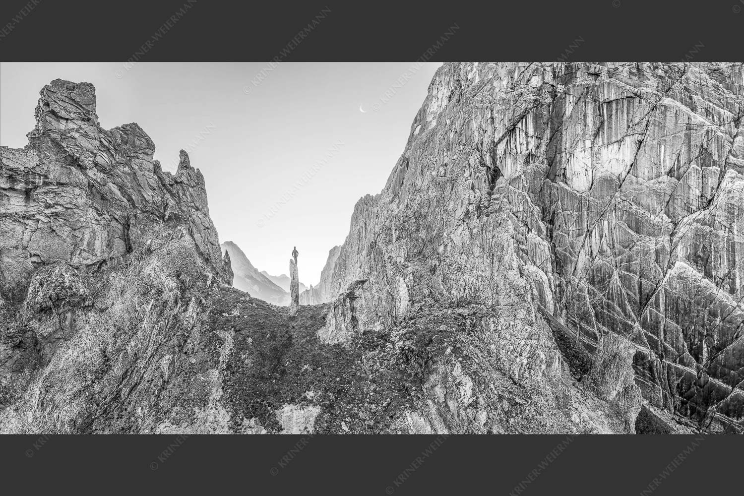 Kletterer an der Lafatscher Nordwand im Karwendelgebirge - Drachenhaut 2:1 sw -- Klettern am Lafatscher im Karwendel - mehr Infos bei www.Kriner-Weiermann.de