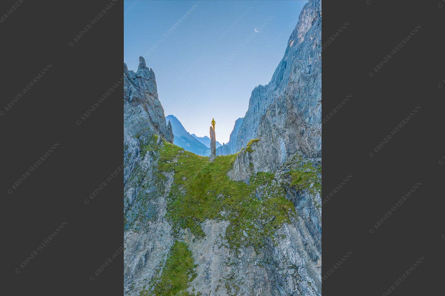 Kletterer an der Lafatscher Nordwand im Karwendelgebirge - Drachenhaut 2:3  -- Klettern am Lafatscher im Karwendel - mehr Infos bei www.Kriner-Weiermann.de