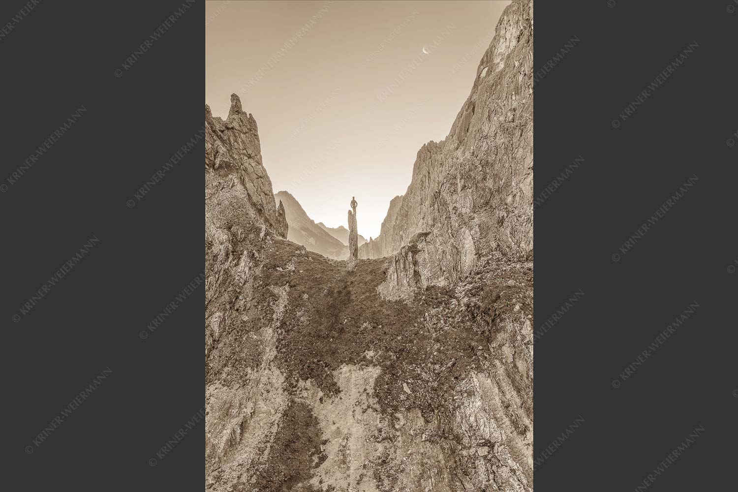 Kletterer an der Lafatscher Nordwand im Karwendelgebirge - Drachenhaut 2:3 sepia -- Klettern am Lafatscher im Karwendel - mehr Infos bei www.Kriner-Weiermann.de