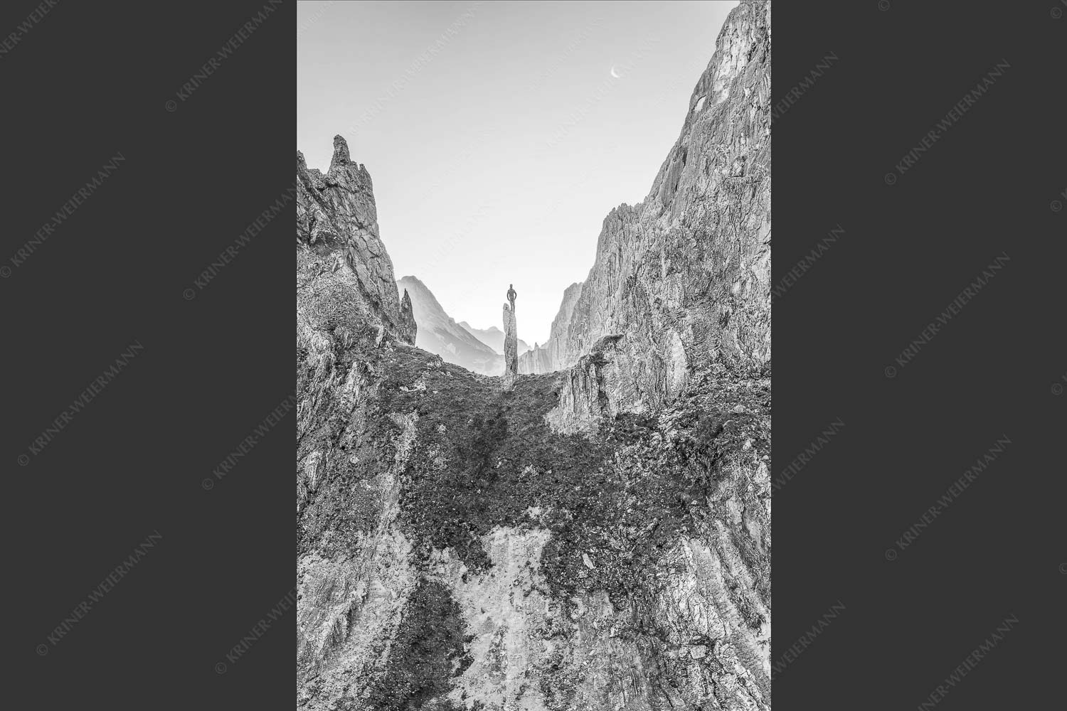 Kletterer an der Lafatscher Nordwand im Karwendelgebirge - Drachenhaut 2:3 sw -- Klettern am Lafatscher im Karwendel - mehr Infos bei www.Kriner-Weiermann.de