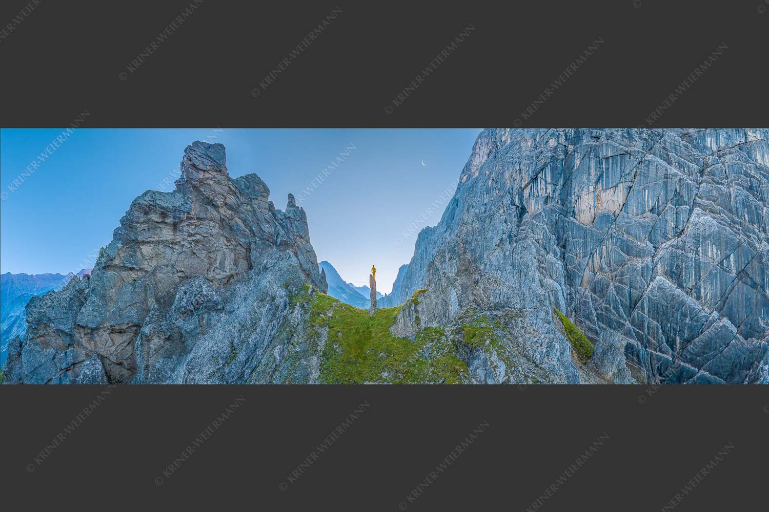 Kletterer an der Lafatscher Nordwand im Karwendelgebirge - Drachenhaut 3:1  -- Klettern am Lafatscher im Karwendel - mehr Infos bei www.Kriner-Weiermann.de