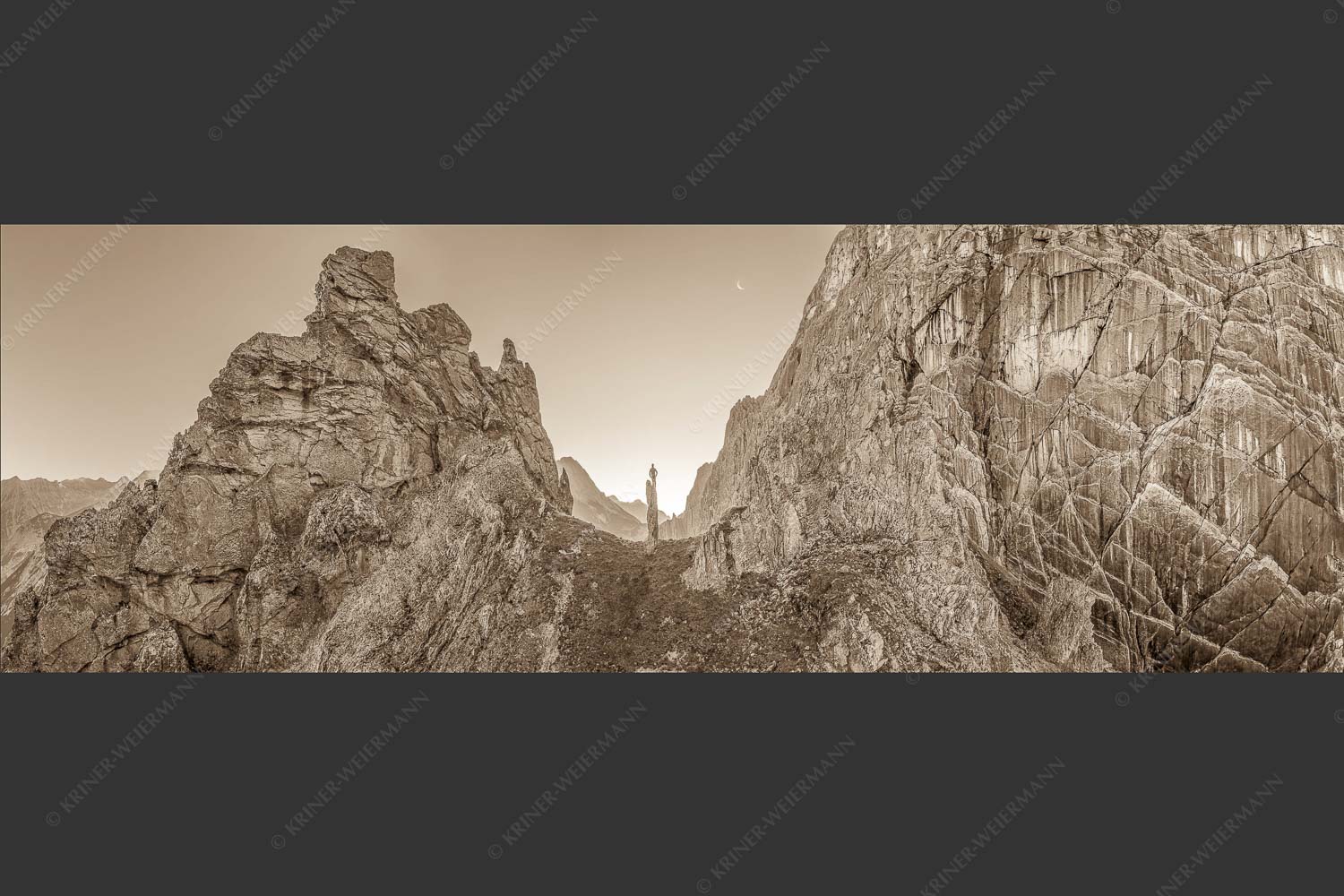 Kletterer an der Lafatscher Nordwand im Karwendelgebirge - Drachenhaut 3:1 sepia -- Klettern am Lafatscher im Karwendel - mehr Infos bei www.Kriner-Weiermann.de