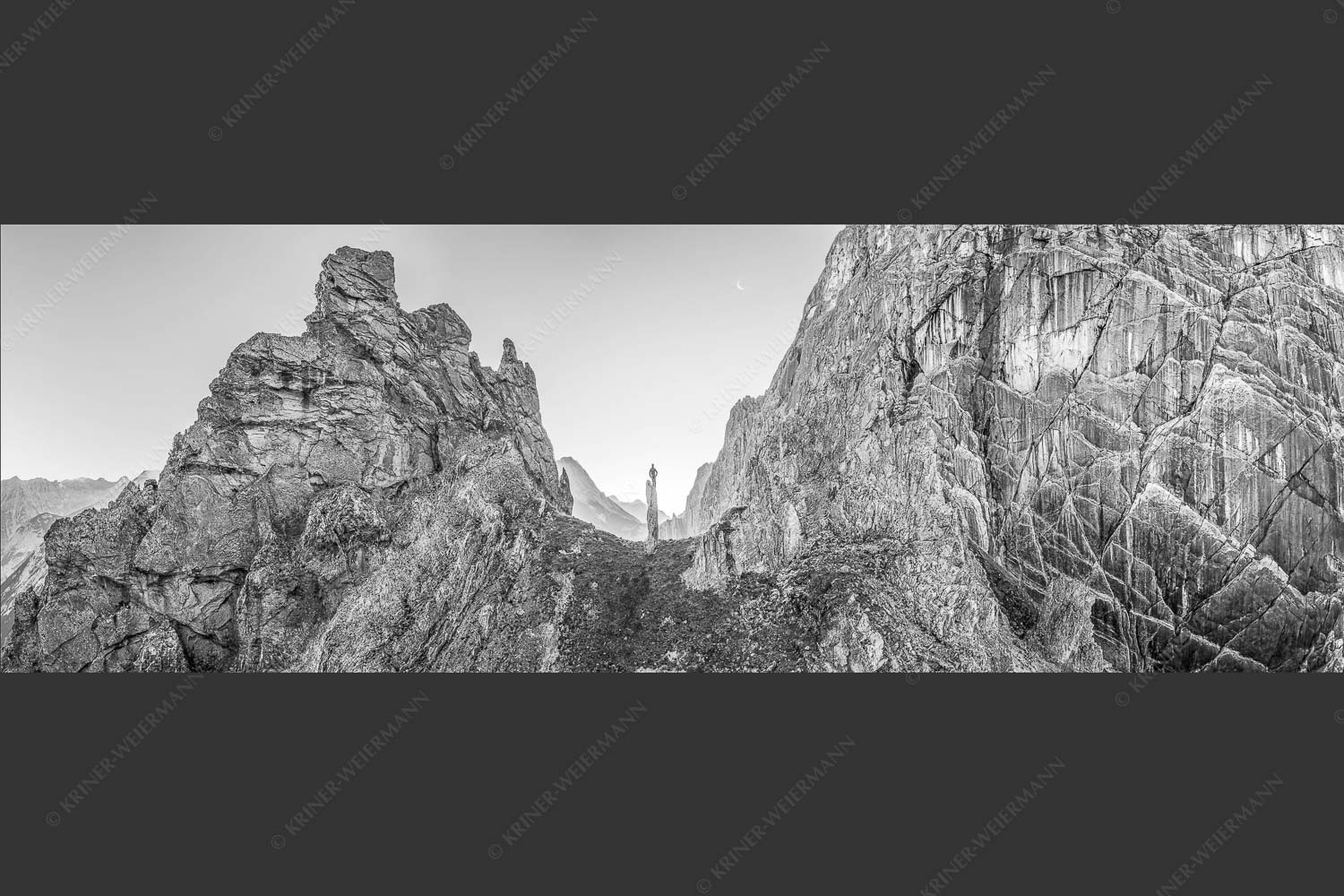 Kletterer an der Lafatscher Nordwand im Karwendelgebirge - Drachenhaut 3:1 sw -- Klettern am Lafatscher im Karwendel - mehr Infos bei www.Kriner-Weiermann.de