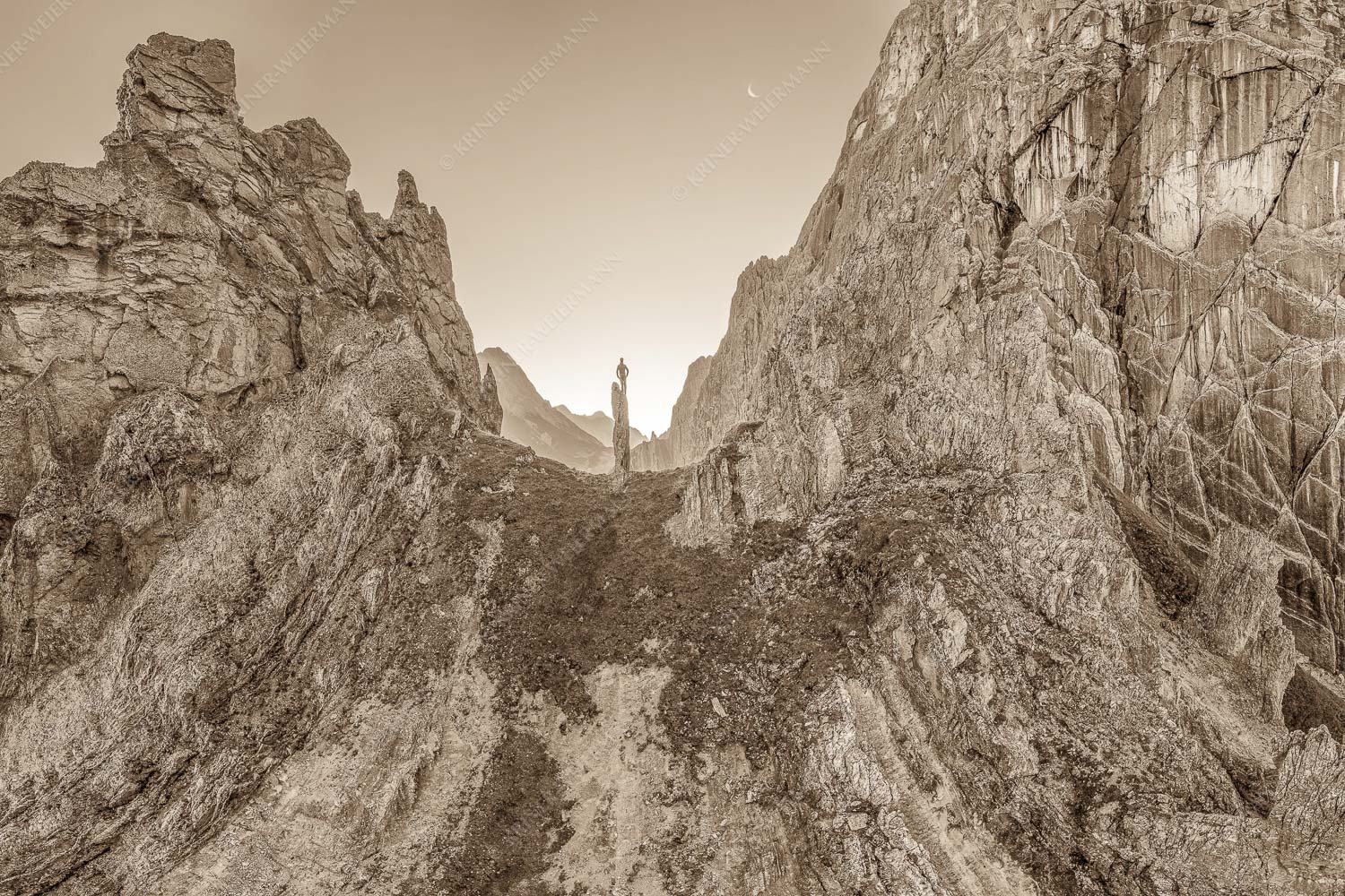 Kletterer an der Lafatscher Nordwand im Karwendelgebirge - Drachenhaut 3:2 sepia -- Klettern am Lafatscher im Karwendel - mehr Infos bei www.Kriner-Weiermann.de