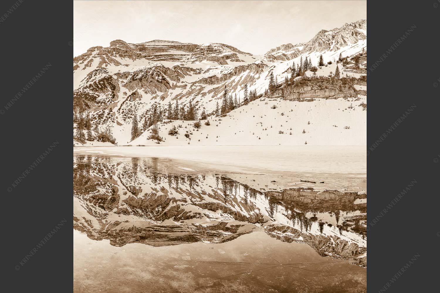 Im Frühling wenn das Eis auf dem Soiernsee zu schmelzen beginnt ist es noch menschenleer - Ein Hauch von Frühling 1:1 sepia -- Frühling am Soiernsee - mehr Infos bei www.Kriner-Weiermann.de