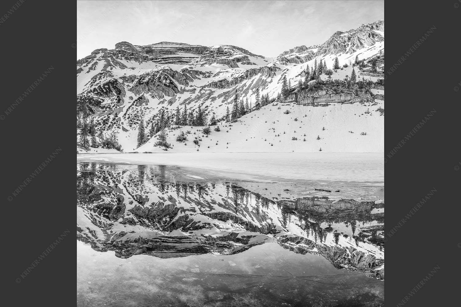 Im Frühling wenn das Eis auf dem Soiernsee zu schmelzen beginnt ist es noch menschenleer - Ein Hauch von Frühling 1:1 sw -- Frühling am Soiernsee - mehr Infos bei www.Kriner-Weiermann.de