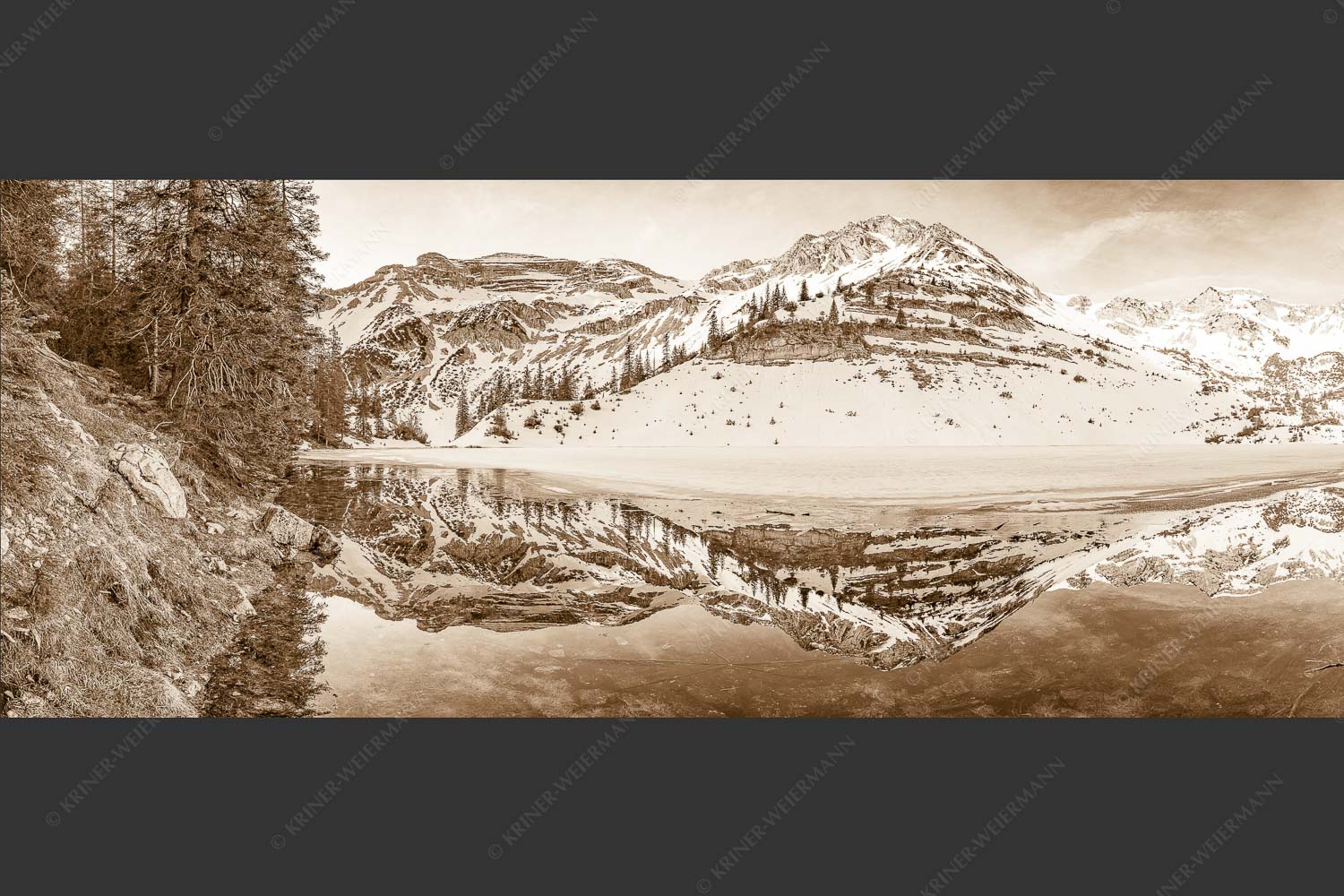 Im Frühling wenn das Eis auf dem Soiernsee zu schmelzen beginnt ist es noch menschenleer - Ein Hauch von Frühling 2,5:1 sepia -- Frühling am Soiernsee - mehr Infos bei www.Kriner-Weiermann.de