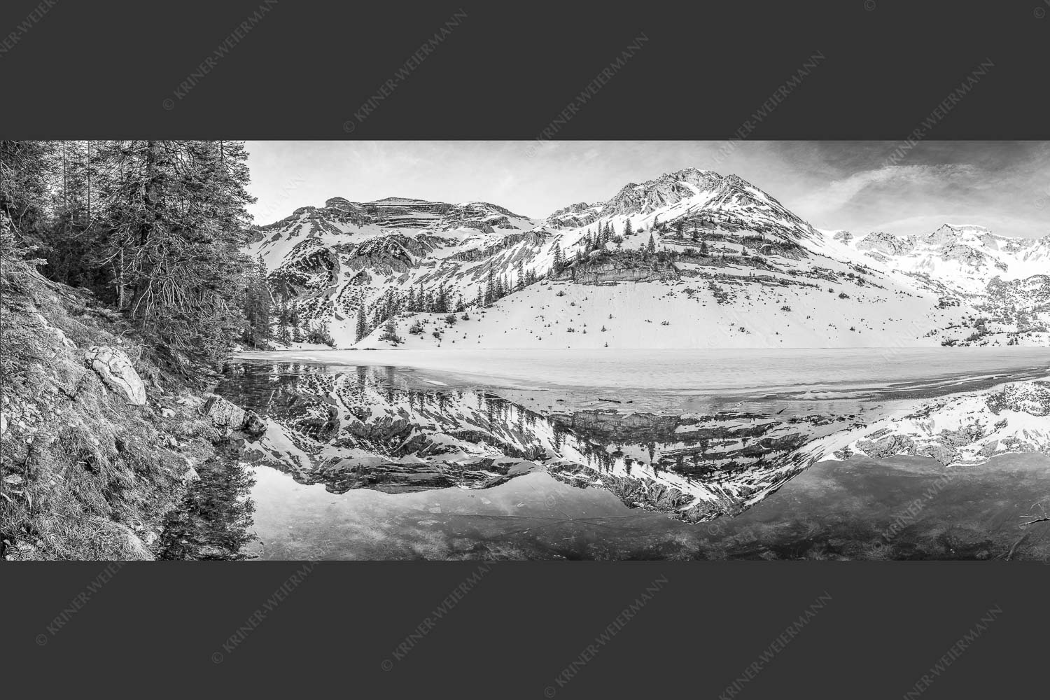 Im Frühling wenn das Eis auf dem Soiernsee zu schmelzen beginnt ist es noch menschenleer - Ein Hauch von Frühling 2,5:1 sw -- Frühling am Soiernsee - mehr Infos bei www.Kriner-Weiermann.de