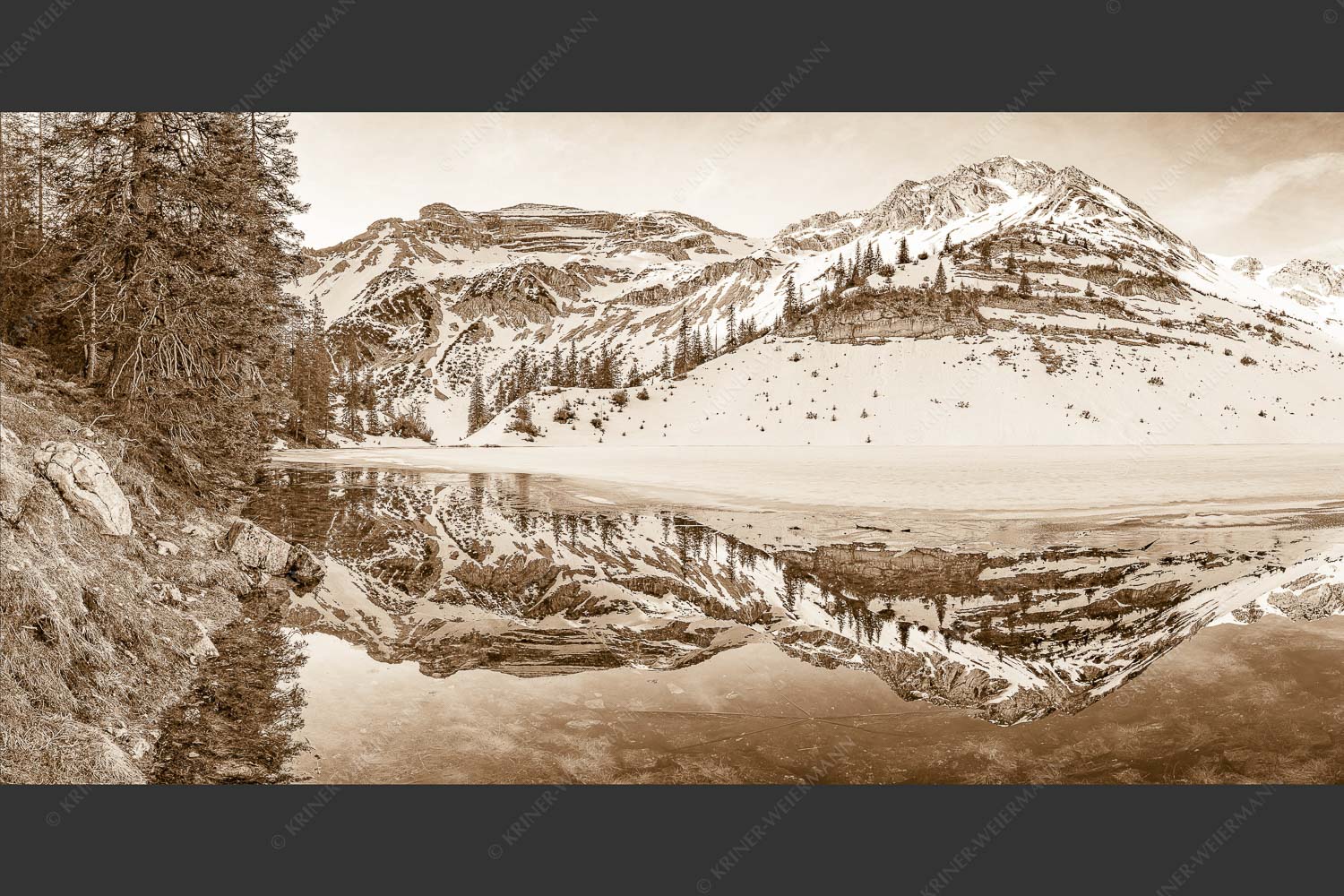 Im Frühling wenn das Eis auf dem Soiernsee zu schmelzen beginnt ist es noch menschenleer - Ein Hauch von Frühling 2:1 sepia -- Frühling am Soiernsee - mehr Infos bei www.Kriner-Weiermann.de