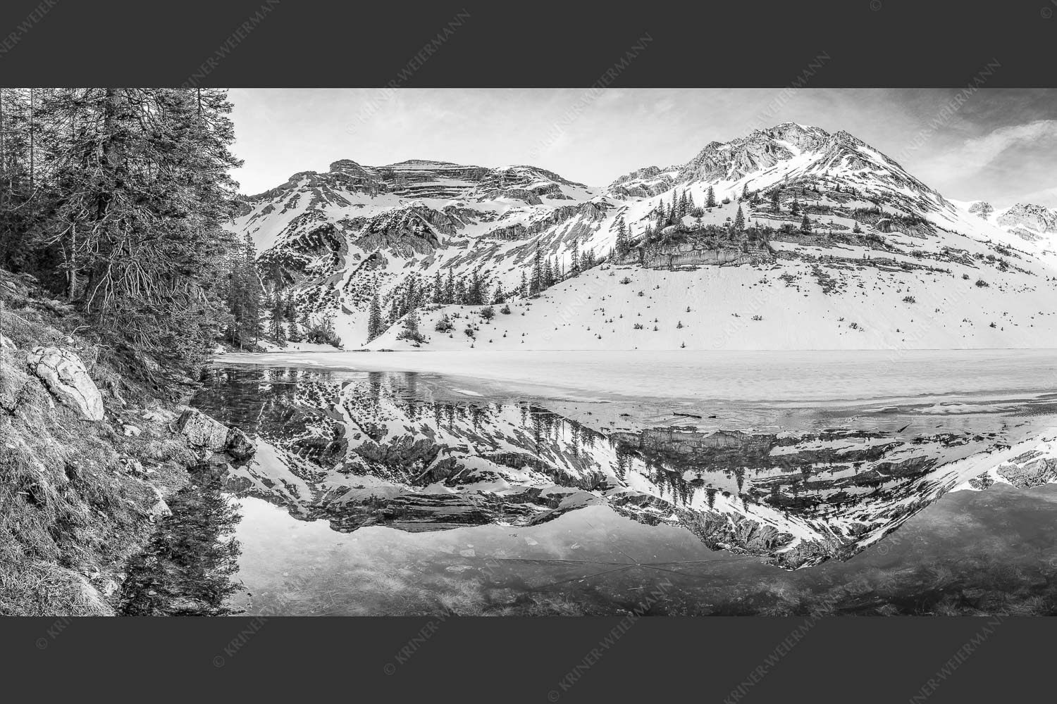 Im Frühling wenn das Eis auf dem Soiernsee zu schmelzen beginnt ist es noch menschenleer - Ein Hauch von Frühling 2:1 sw -- Frühling am Soiernsee - mehr Infos bei www.Kriner-Weiermann.de