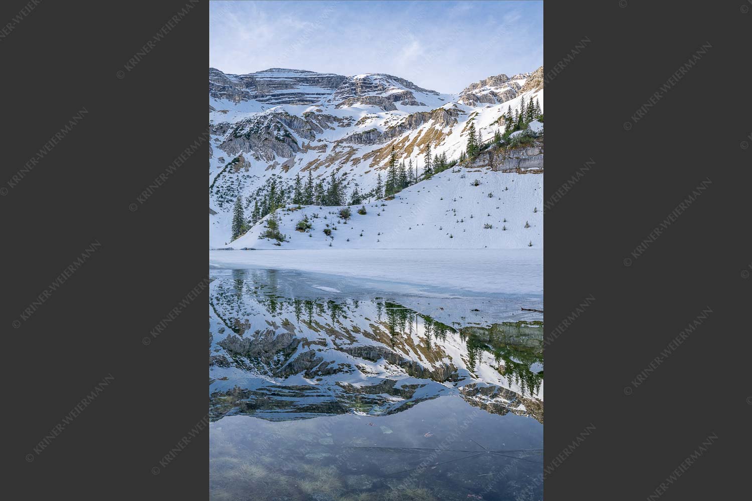 Im Frühling wenn das Eis auf dem Soiernsee zu schmelzen beginnt ist es noch menschenleer - Ein Hauch von Frühling 2:3  -- Frühling am Soiernsee - mehr Infos bei www.Kriner-Weiermann.de