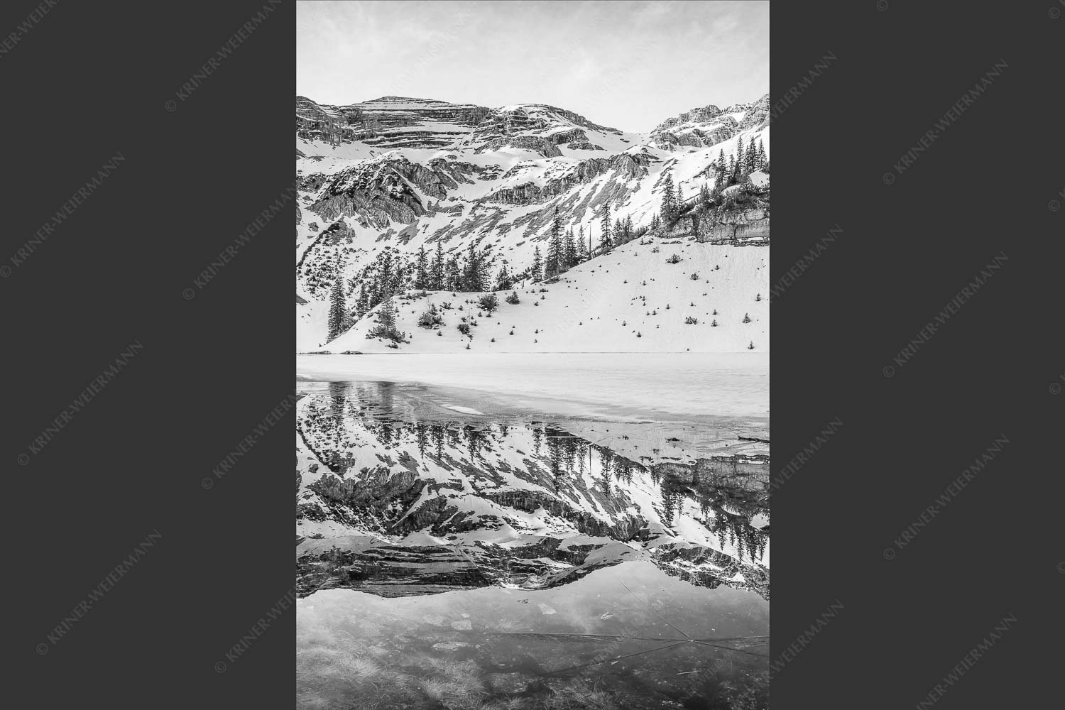 Im Frühling wenn das Eis auf dem Soiernsee zu schmelzen beginnt ist es noch menschenleer - Ein Hauch von Frühling 2:3 sw -- Frühling am Soiernsee - mehr Infos bei www.Kriner-Weiermann.de