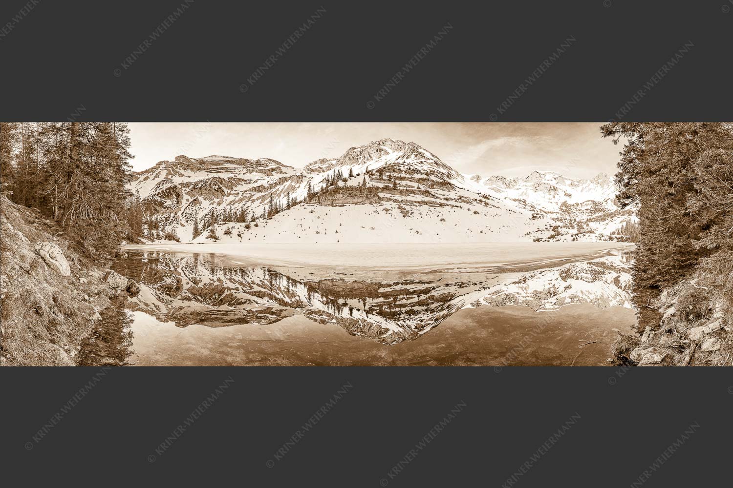 Im Frühling wenn das Eis auf dem Soiernsee zu schmelzen beginnt ist es noch menschenleer - Ein Hauch von Frühling 3:1 sepia -- Frühling am Soiernsee - mehr Infos bei www.Kriner-Weiermann.de