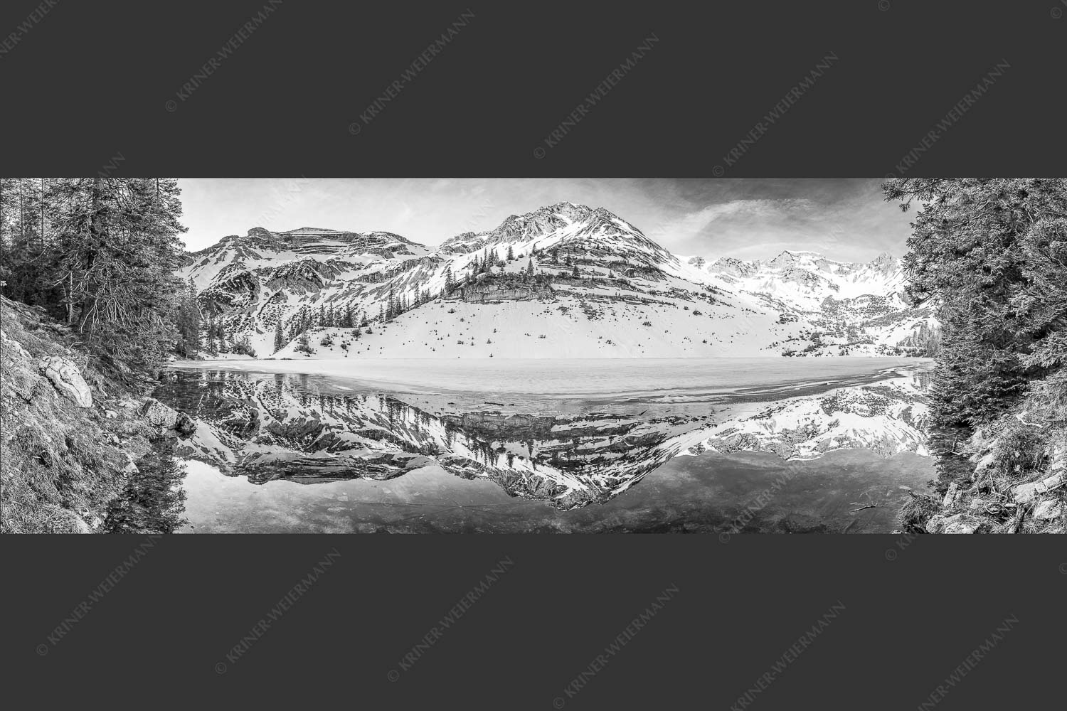 Im Frühling wenn das Eis auf dem Soiernsee zu schmelzen beginnt ist es noch menschenleer - Ein Hauch von Frühling 3:1 sw -- Frühling am Soiernsee - mehr Infos bei www.Kriner-Weiermann.de