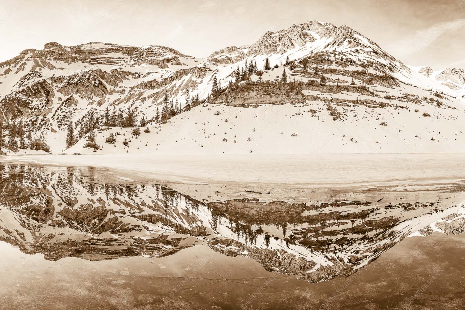 Im Frühling wenn das Eis auf dem Soiernsee zu schmelzen beginnt ist es noch menschenleer - Ein Hauch von Frühling 3:2 sepia -- Frühling am Soiernsee - mehr Infos bei www.Kriner-Weiermann.de