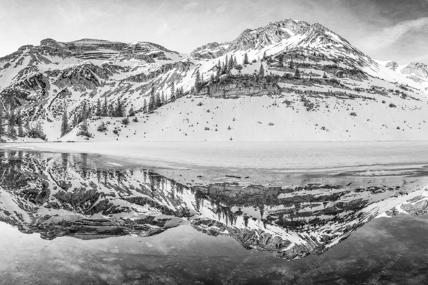 Im Frühling wenn das Eis auf dem Soiernsee zu schmelzen beginnt ist es noch menschenleer - Ein Hauch von Frühling 3:2 sw -- Frühling am Soiernsee - mehr Infos bei www.Kriner-Weiermann.de