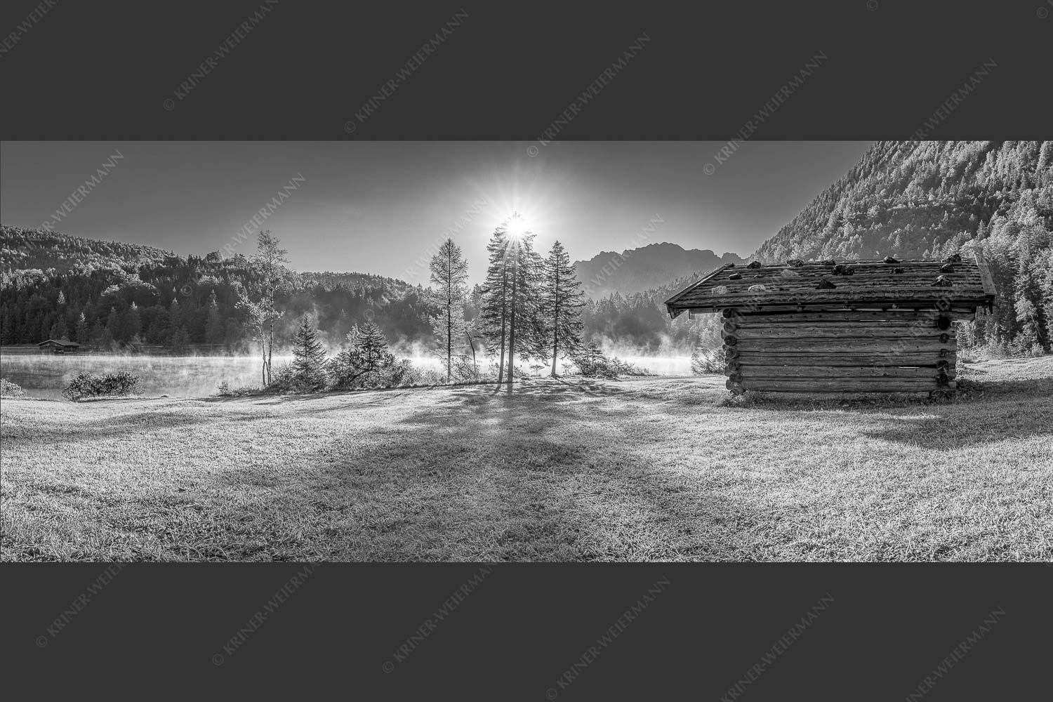 Auf der Nordseite des Wettersteingebirges liegt der Ferchensee in traumhafter Landschaft - Ein Morgen am Ferchensee 2,5:1 sw -- Ferchensee bei Mittenwald - mehr Infos bei www.Kriner-Weiermann.de