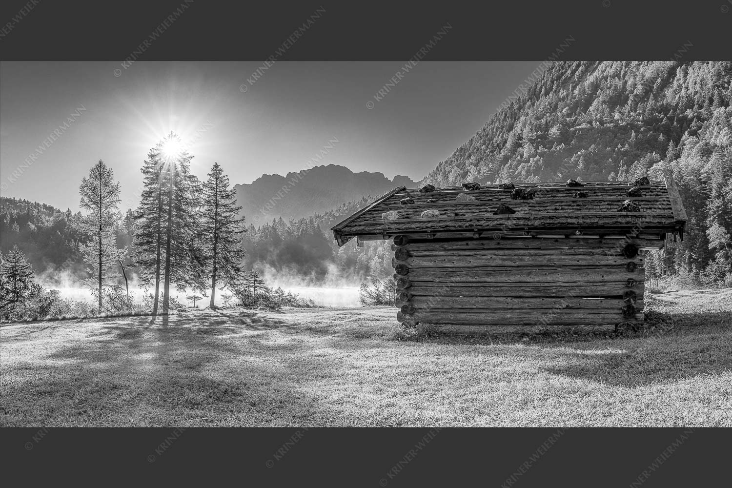 Auf der Nordseite des Wettersteingebirges liegt der Ferchensee in traumhafter Landschaft - Ein Morgen am Ferchensee 2:1 sw -- Ferchensee bei Mittenwald - mehr Infos bei www.Kriner-Weiermann.de