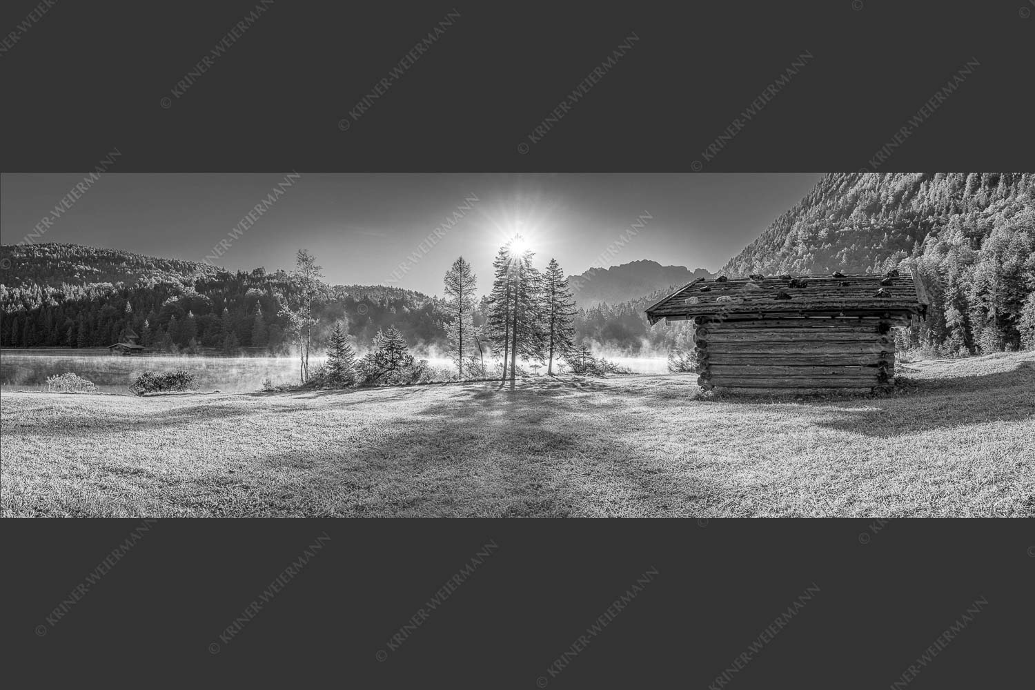 Auf der Nordseite des Wettersteingebirges liegt der Ferchensee in traumhafter Landschaft - Ein Morgen am Ferchensee 3:1 sw -- Ferchensee bei Mittenwald - mehr Infos bei www.Kriner-Weiermann.de