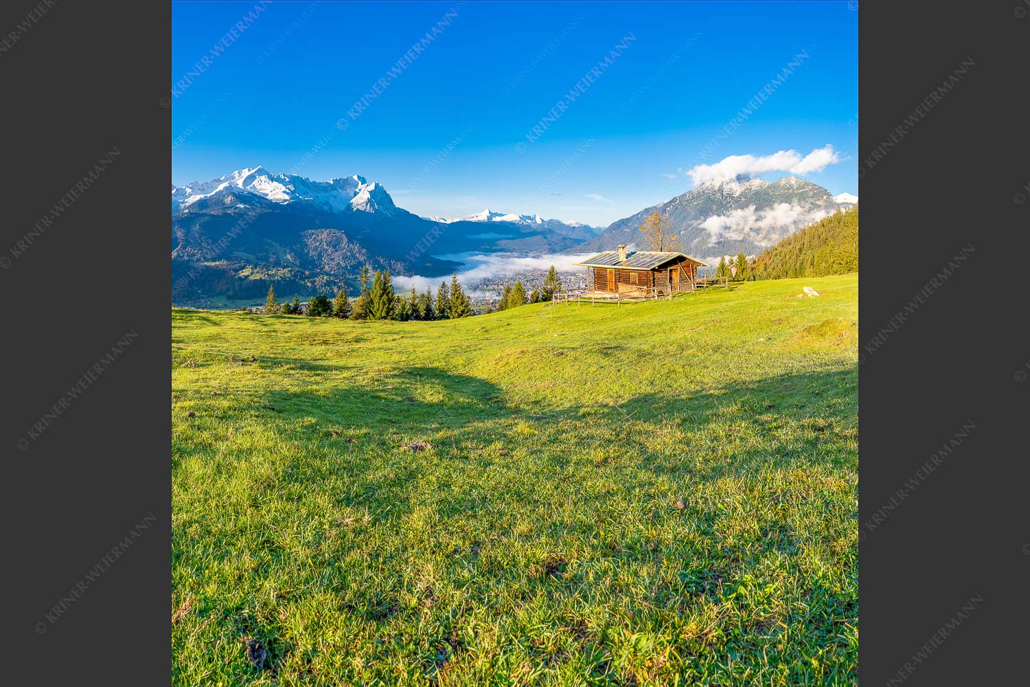 Sonnenaufgang an der Eckenhütte mit Blick zum Zugspitzmassiv - Ein Morgen an der Eckenhütte 1:1  -- Garmisch-Partenkirchen mit Zugspitze und Kramer - mehr Infos bei www.Kriner-Weiermann.de