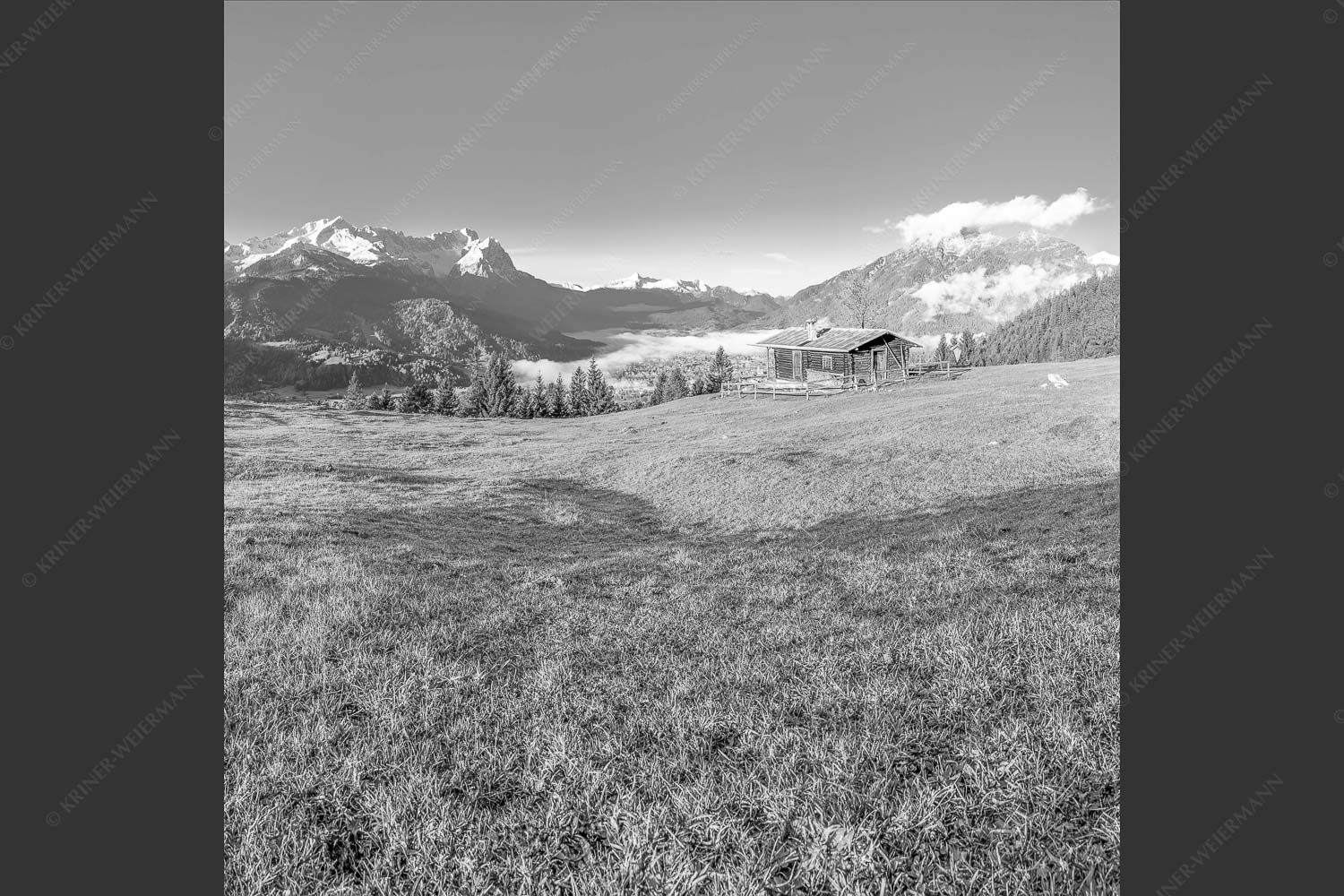 Sonnenaufgang an der Eckenhütte mit Blick zum Zugspitzmassiv - Ein Morgen an der Eckenhütte 1:1 sw -- Garmisch-Partenkirchen mit Zugspitze und Kramer - mehr Infos bei www.Kriner-Weiermann.de