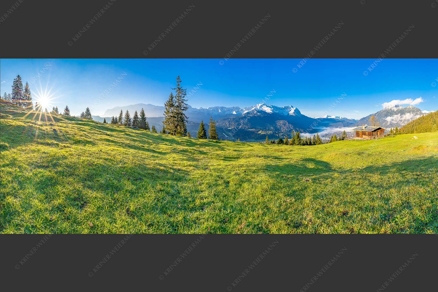 Sonnenaufgang an der Eckenhütte mit Blick zum Zugspitzmassiv - Ein Morgen an der Eckenhütte 2,5:1  -- Garmisch-Partenkirchen mit Zugspitze und Kramer - mehr Infos bei www.Kriner-Weiermann.de