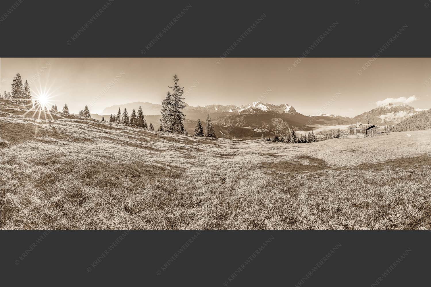Sonnenaufgang an der Eckenhütte mit Blick zum Zugspitzmassiv - Ein Morgen an der Eckenhütte 2,5:1 sepia -- Garmisch-Partenkirchen mit Zugspitze und Kramer - mehr Infos bei www.Kriner-Weiermann.de