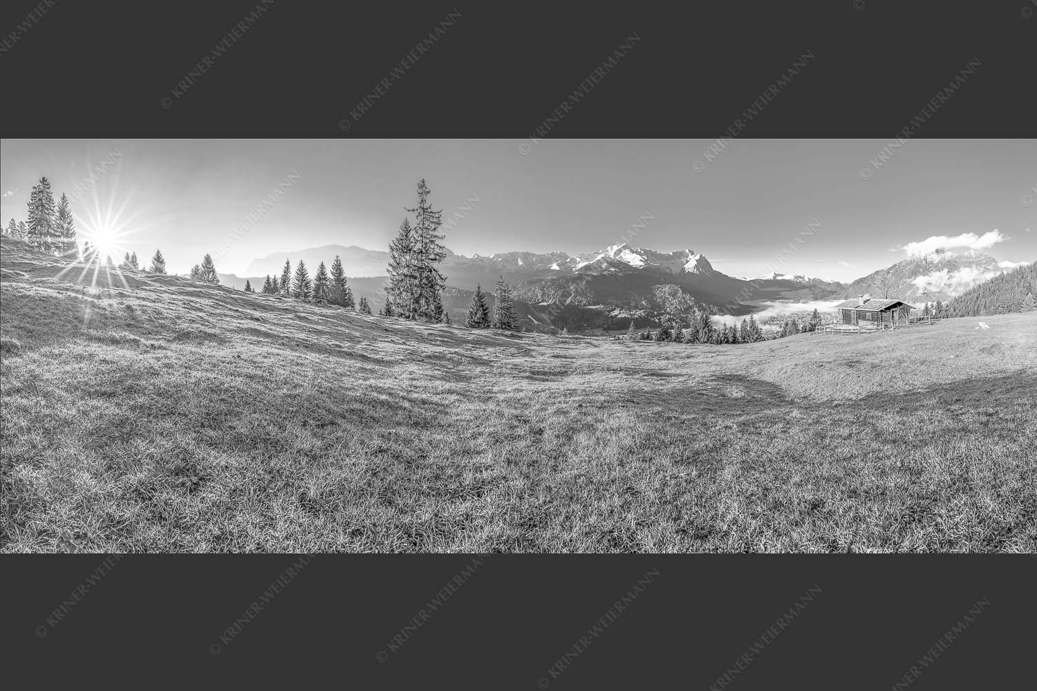 Sonnenaufgang an der Eckenhütte mit Blick zum Zugspitzmassiv - Ein Morgen an der Eckenhütte 2,5:1 sw -- Garmisch-Partenkirchen mit Zugspitze und Kramer - mehr Infos bei www.Kriner-Weiermann.de