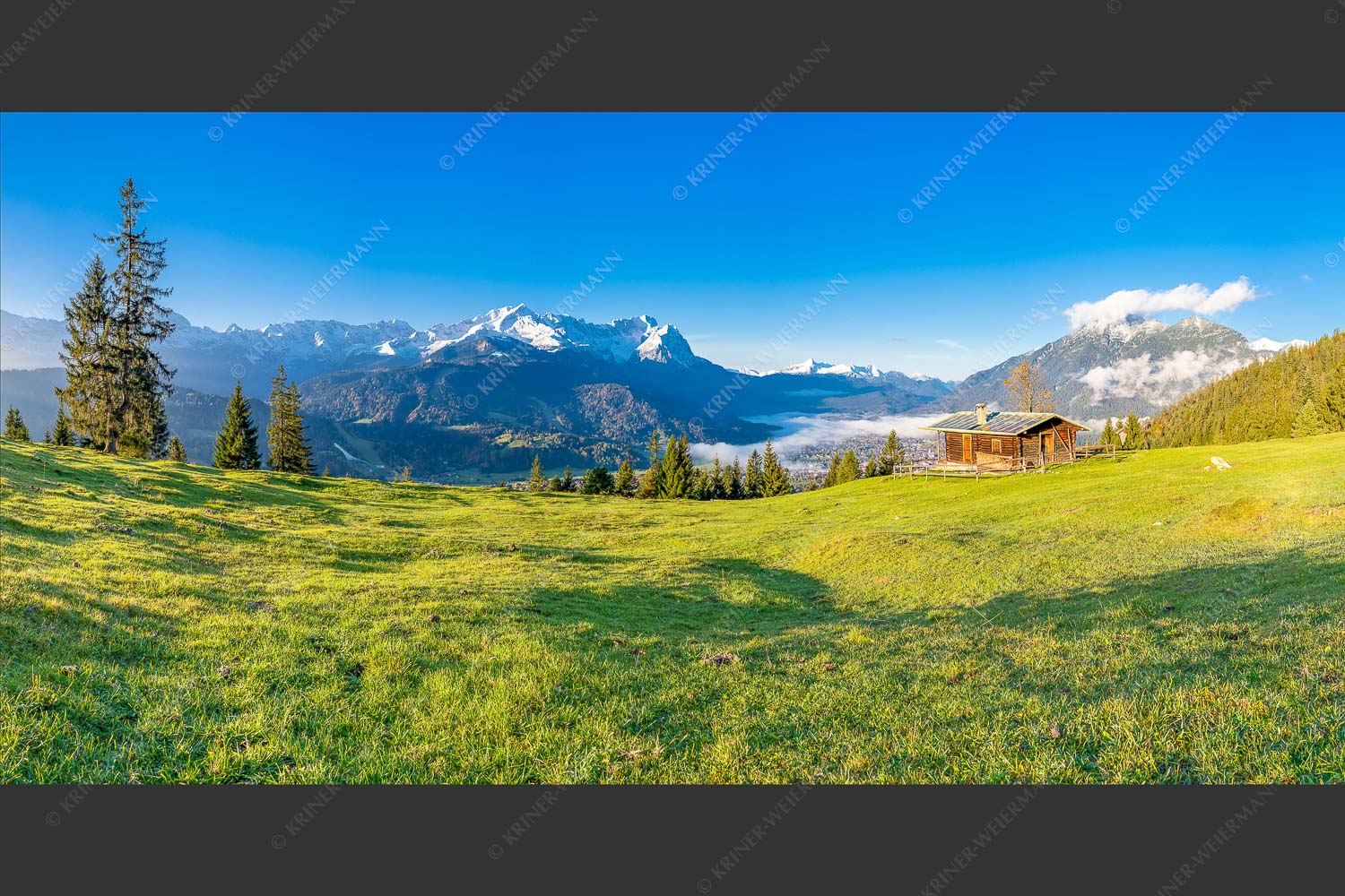 Sonnenaufgang an der Eckenhütte mit Blick zum Zugspitzmassiv - Ein Morgen an der Eckenhütte 2:1  -- Garmisch-Partenkirchen mit Zugspitze und Kramer - mehr Infos bei www.Kriner-Weiermann.de