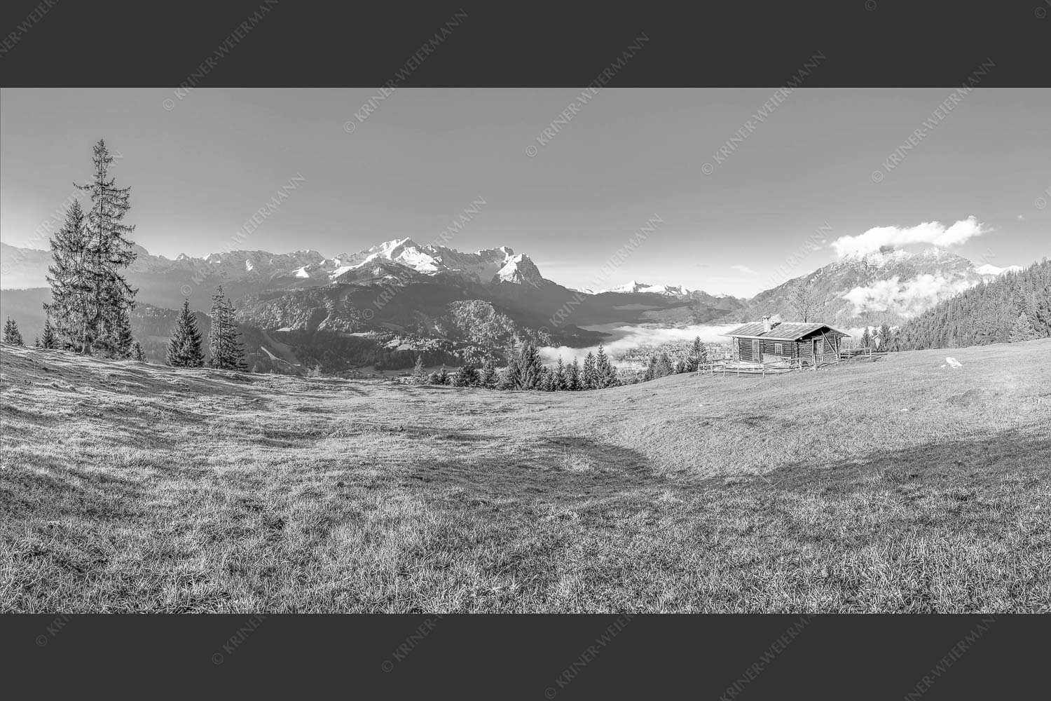Sonnenaufgang an der Eckenhütte mit Blick zum Zugspitzmassiv - Ein Morgen an der Eckenhütte 2:1 sw -- Garmisch-Partenkirchen mit Zugspitze und Kramer - mehr Infos bei www.Kriner-Weiermann.de