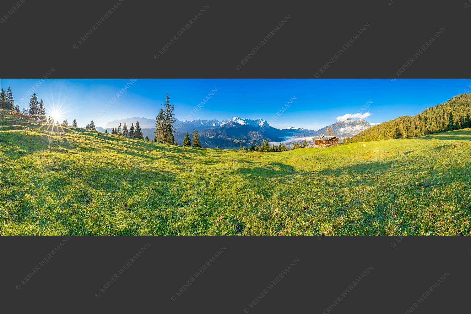 Sonnenaufgang an der Eckenhütte mit Blick zum Zugspitzmassiv - Ein Morgen an der Eckenhütte 3:1  -- Garmisch-Partenkirchen mit Zugspitze und Kramer - mehr Infos bei www.Kriner-Weiermann.de