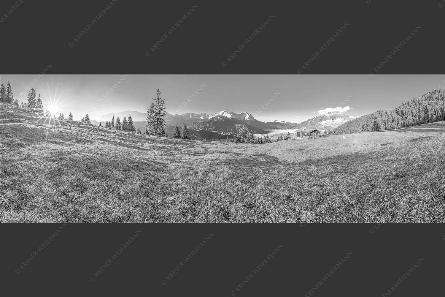 Sonnenaufgang an der Eckenhütte mit Blick zum Zugspitzmassiv - Ein Morgen an der Eckenhütte 3:1 sw -- Garmisch-Partenkirchen mit Zugspitze und Kramer - mehr Infos bei www.Kriner-Weiermann.de