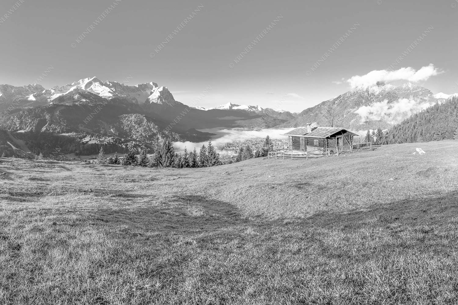Sonnenaufgang an der Eckenhütte mit Blick zum Zugspitzmassiv - Ein Morgen an der Eckenhütte 3:2 sw -- Garmisch-Partenkirchen mit Zugspitze und Kramer - mehr Infos bei www.Kriner-Weiermann.de