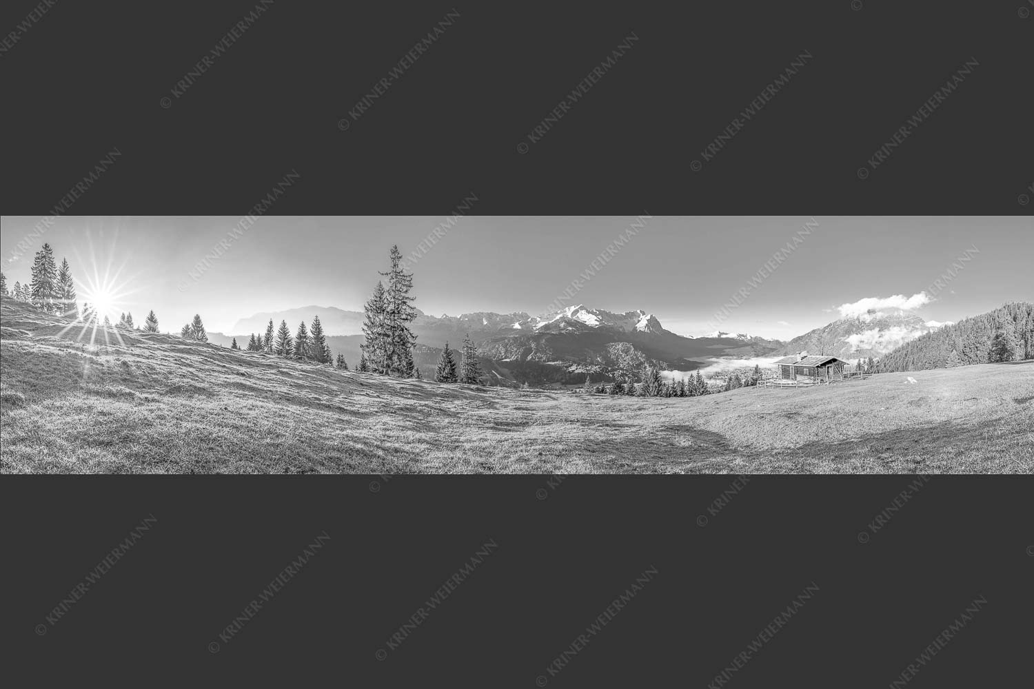 Sonnenaufgang an der Eckenhütte mit Blick zum Zugspitzmassiv - Ein Morgen an der Eckenhütte 4:1 sw -- Garmisch-Partenkirchen mit Zugspitze und Kramer - mehr Infos bei www.Kriner-Weiermann.de